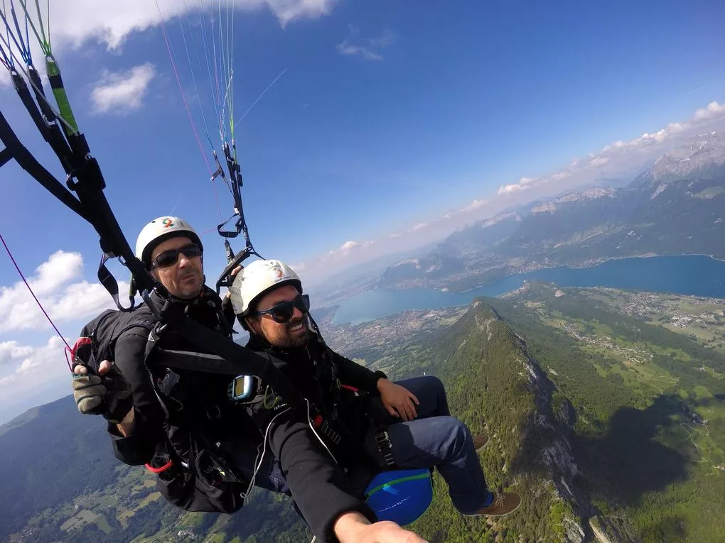 Parapente et peur du vide à Annecy : peut-on voler avec le vertige ? 3 Vol biplace paisible en parapente au-dessus du lac d'Annecy