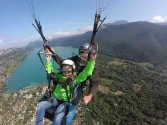 Baptême parapente enfant au-dessus du lac d'Annecy